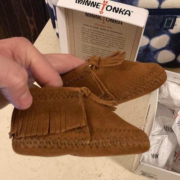 Minnetonka brown infant booties with fringe - Picture 4 of 4
